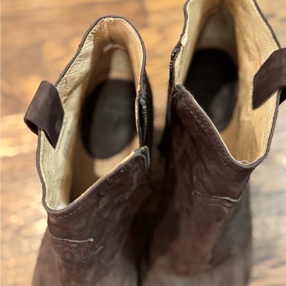 Frye Reina Dark Brown Suede Heeled Ankle Short Cowboy Boot Booties Size 7.5 - Picture 3 of 8